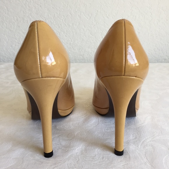 Stuart Weitzman nude patent leather pumps - Picture 7 of 9